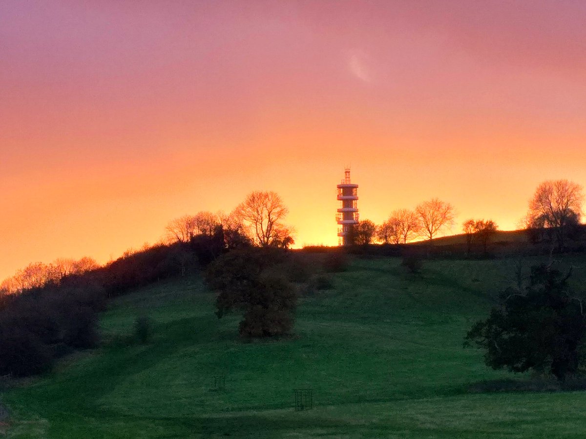 jon_radio's tweet photo. From a few years ago. A landmark that says you're nearly home - The iconic #purdown transmitter near the M32 heading to #Bristol
Sundown at Purdown!! https://t.co/VYss6V9FuG