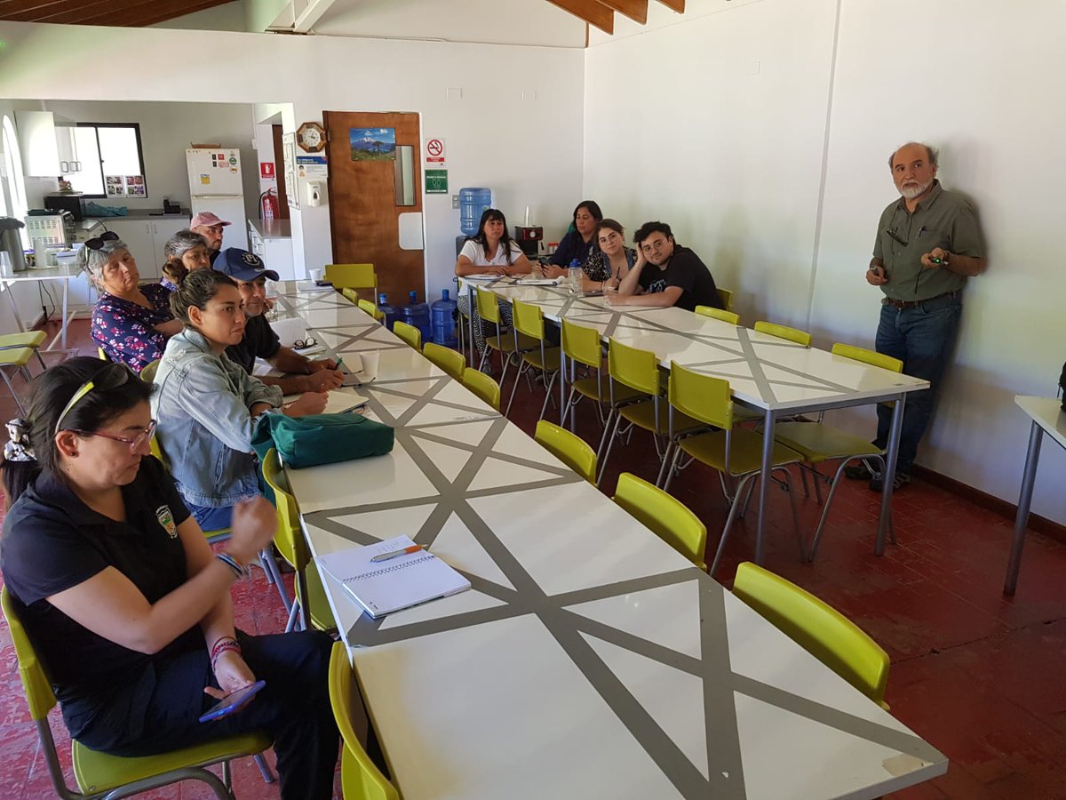 INIA_LaCruz's tweet photo. ⭕️Capacitamos a los integrantes del Grupo de Extensión Tecnológica (GET) Viveristas en especies nativas🔍 Bajo la guía del Dr. @ECisternas9 conocieron la importancia de los insectos en el ecosistema de las especies nativas y estrategias de manejo para promover la biodiversidad 📚 https://t.co/y7e6yUUBq3