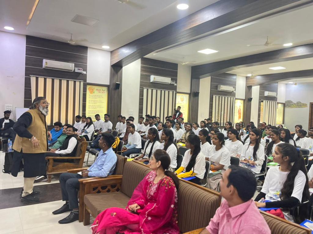 ChhattisgarhABC's tweet photo. Prof @DeepakTeraiya-led स्वयंसेवा से स्वयंसिद्ध workshop boosted volunteers' selfless service spirit for community development to foster positive change

It marked the launch of Yuvoday Manobal, an initiative by @BilaspurDist &amp; @UNICEFIndia, with 112 volunteers joining the cause https://t.co/pJSarUP77E