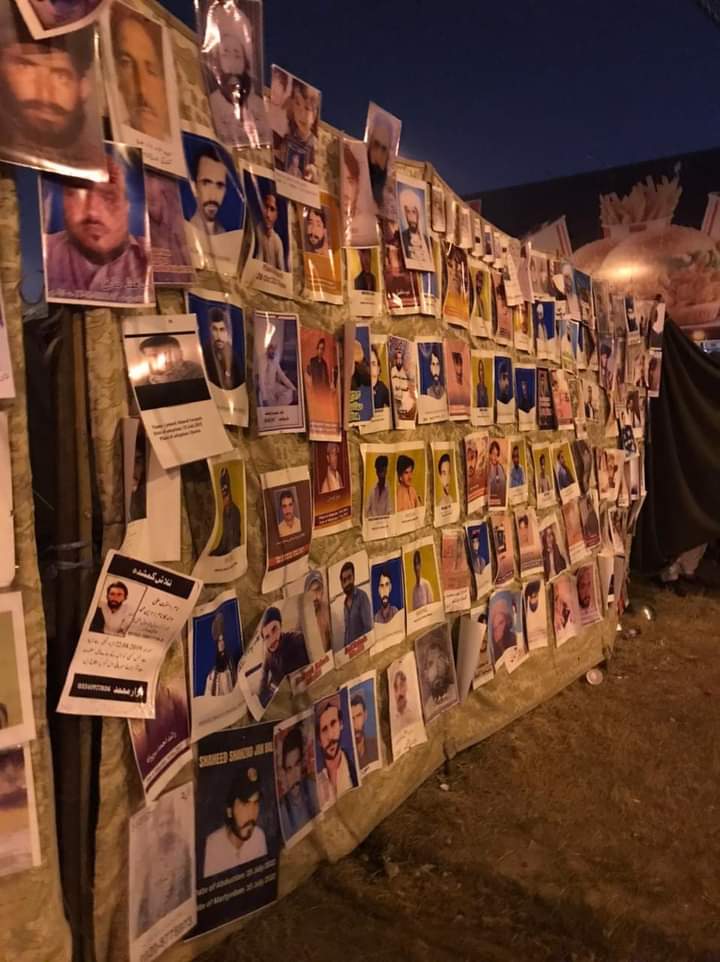 ,اے کچھ تصاویر آپ دیکھ رہے ہیں یہ کوئی فلم اداکارہ کے تصاویری نہیں ہے اے ہمارے ماں کی لختِ جگر کا ٹکڑے ہے جو اسلام آباد میں انصاف کیلئے ترس رہے ہیں
#UnForBalochistan 
#IStandWithBalochMarch