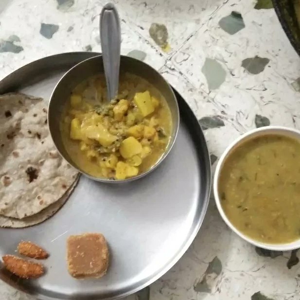 cocivia_india's tweet image. La cena de miércoles con curry de papa, lentejas verdes llamado mung dal,  roti, arroz, fulwadi, pav bhaji y los dulces con mohanthal y el helado de kulfi.
 
#homefood #homecooking #wednesdaydinner #wednesdayfood #foodblogger #foodie #español #comida #comidaindia #ahmedabadfoodie