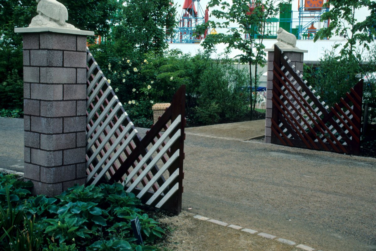Right - we're back, and on the case! First two things to say are: a) how lucky your Mum is and b) where's the other one? Yes, this is one of two that graced the entrance to Dumfries and Galloway's impressive 'Sweetheart Lane' exhibit... glasgowgardenfestival.org/object_record/…