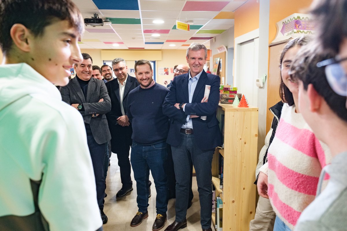 Xunta's tweet photo. 📚 O presidente @AlfonsoRuedaGal destaca aos estudantes galegos como os mellores embaixadores da comunidade no estranxeiro

▶️ Visitou o IES Illa San Simón e felicitou aos alumnos premiados internacionalmente

ℹ️  https://t.co/24J2PrKkW6 https://t.co/WSDAHWjpMn