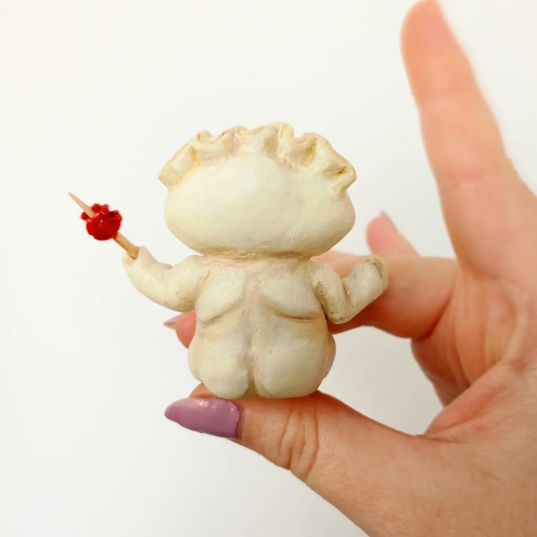 SimiouxSculpt's tweet photo. Gyoza Fairy! ✨🥟 Dorohedoro season 2 announced, everyone is hyped and I'm too! 🦎🥟✨

#dorohedoro #ドロヘドロ
#dorohedorofanart #dorohedoroart #polymerclayart #polymerclayfigurine #polymerclay #polymerclayartist #gyoza #gyozafairy https://t.co/hV7FHEdemO