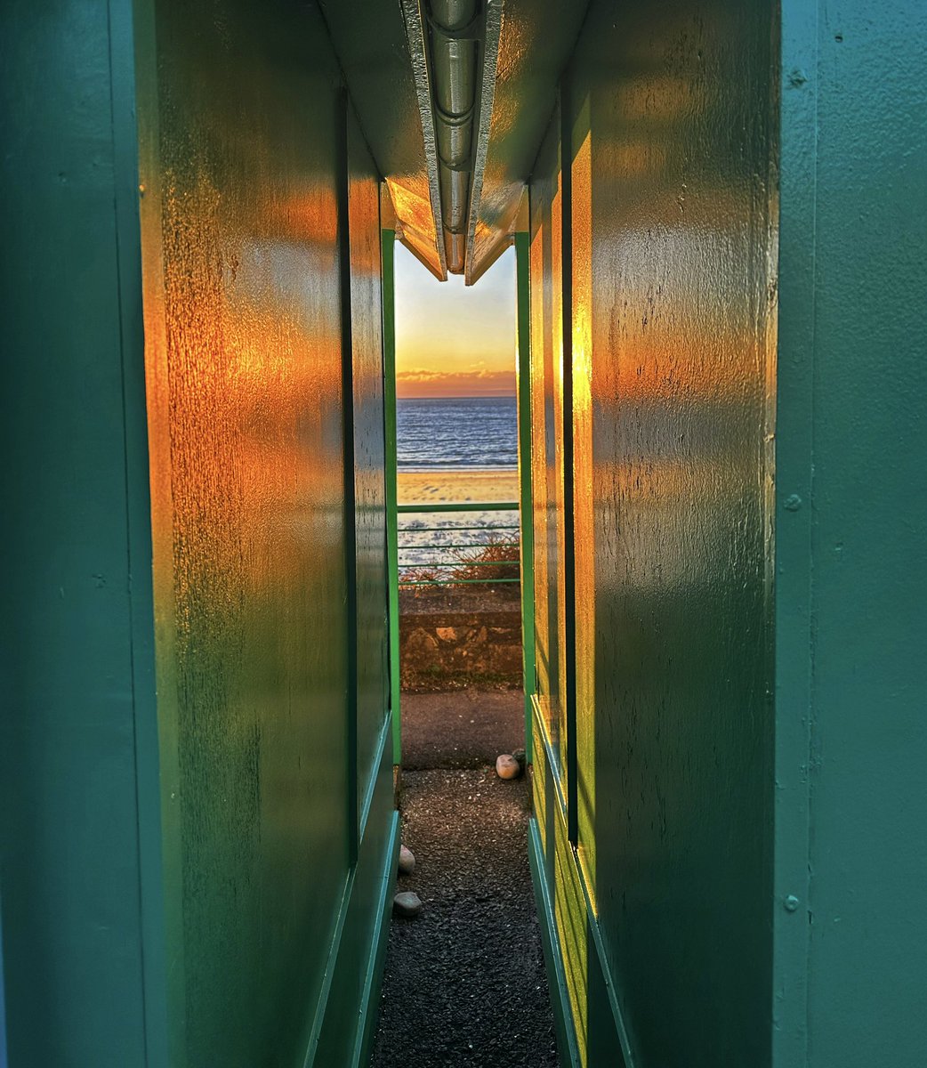 KeriH_AHP's tweet photo. Winter swimming. Episode 329.
Titled  ‘Go on, you know it makes sense.’
#coldwaterswimming #welshbeaches #sunrise #winterswimming https://t.co/sZPvx6ryma