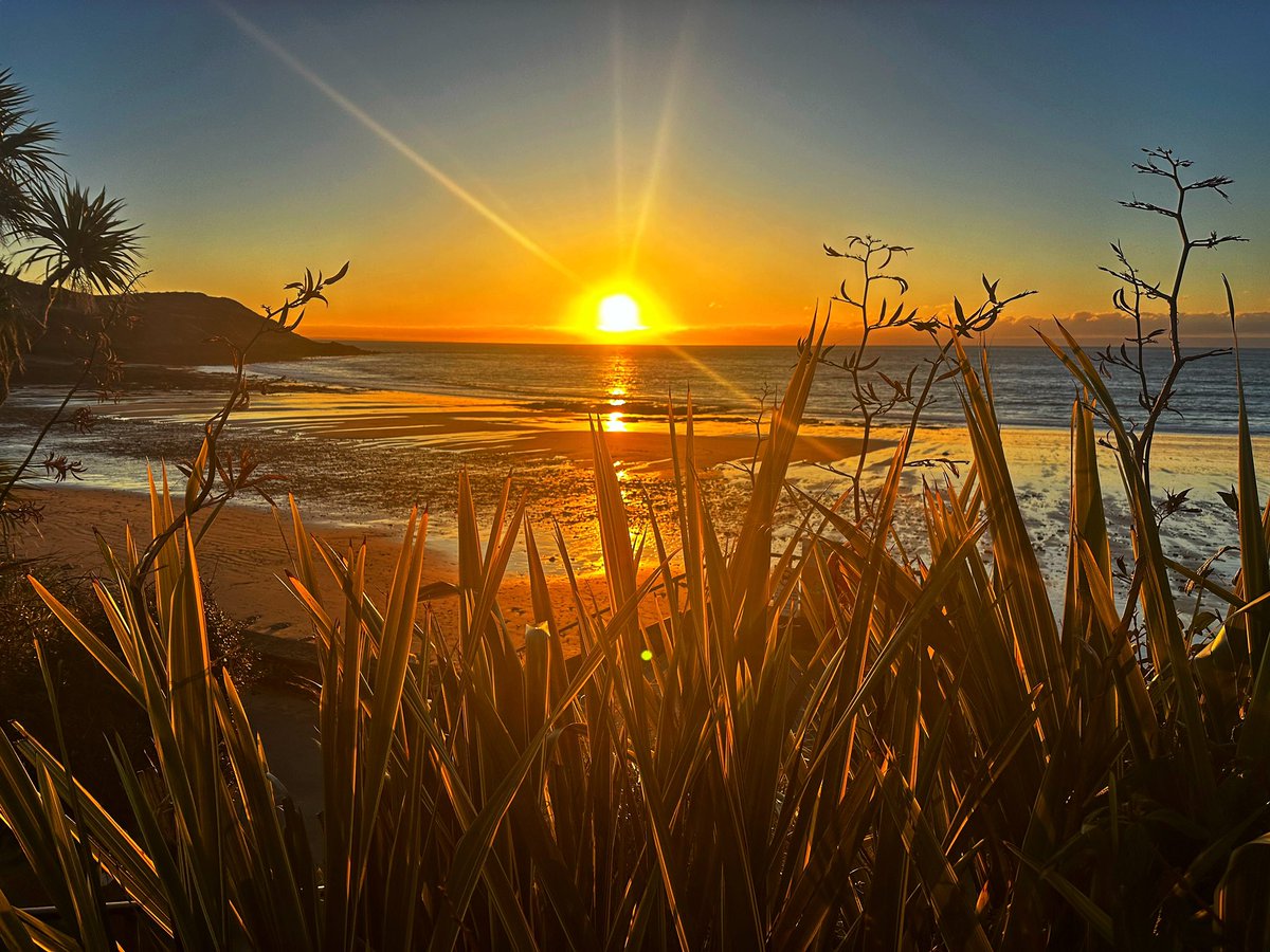 KeriH_AHP's tweet photo. Winter swimming. Episode 329.
Titled  ‘Go on, you know it makes sense.’
#coldwaterswimming #welshbeaches #sunrise #winterswimming https://t.co/sZPvx6ryma