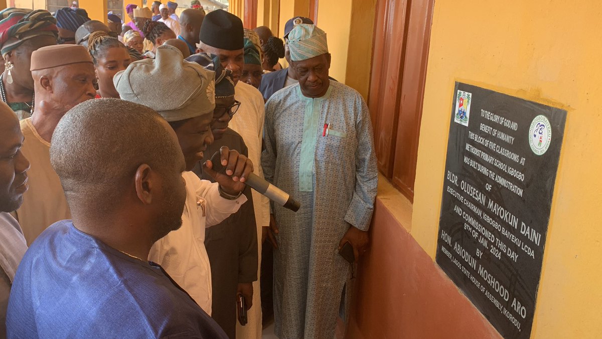 OlusesanDaini's tweet photo. Yesterday, I was thrilled to be joined by political leaders in Ikorodu Division and @hon_amasmiles to commission the successful completion of the reconstructed block of 5 classrooms, adorned with modern furniture, and a block of 8 cutting-edge toilet units. 

1/4 https://t.co/klXABuWPed