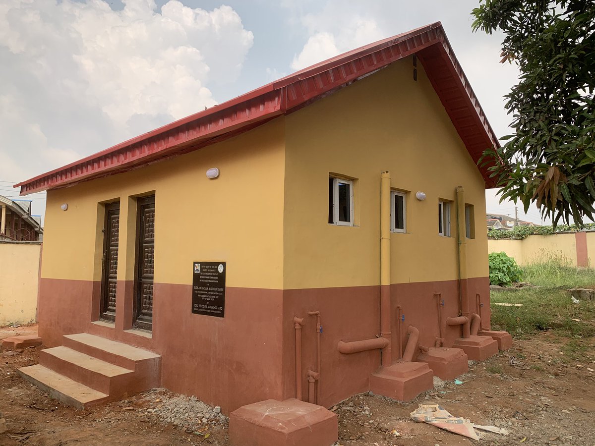 OlusesanDaini's tweet photo. Yesterday, I was thrilled to be joined by political leaders in Ikorodu Division and @hon_amasmiles to commission the successful completion of the reconstructed block of 5 classrooms, adorned with modern furniture, and a block of 8 cutting-edge toilet units. 

1/4 https://t.co/klXABuWPed
