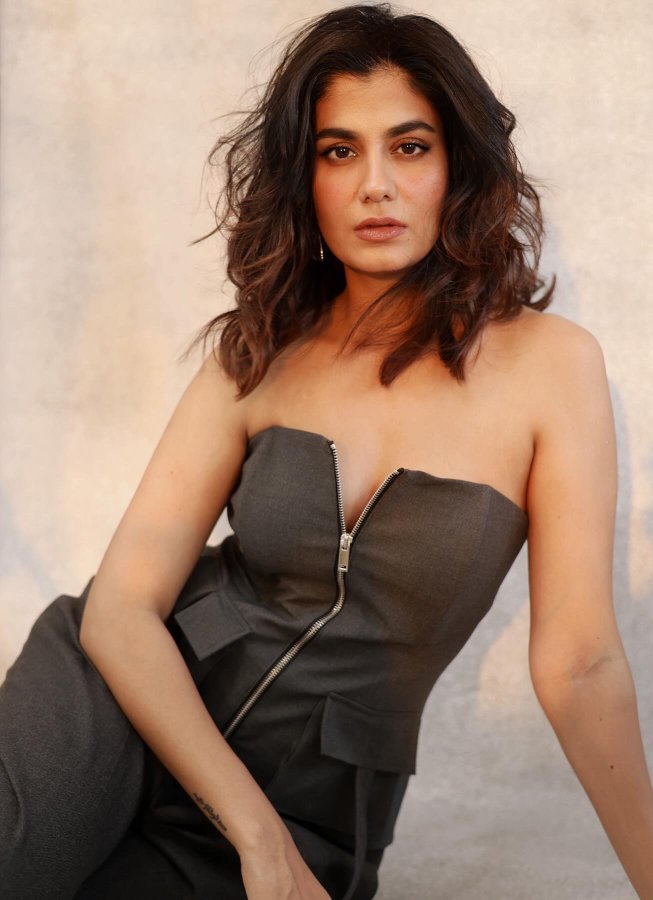 GDfzxR6WkAEdxLU?format=jpg&name=900x900