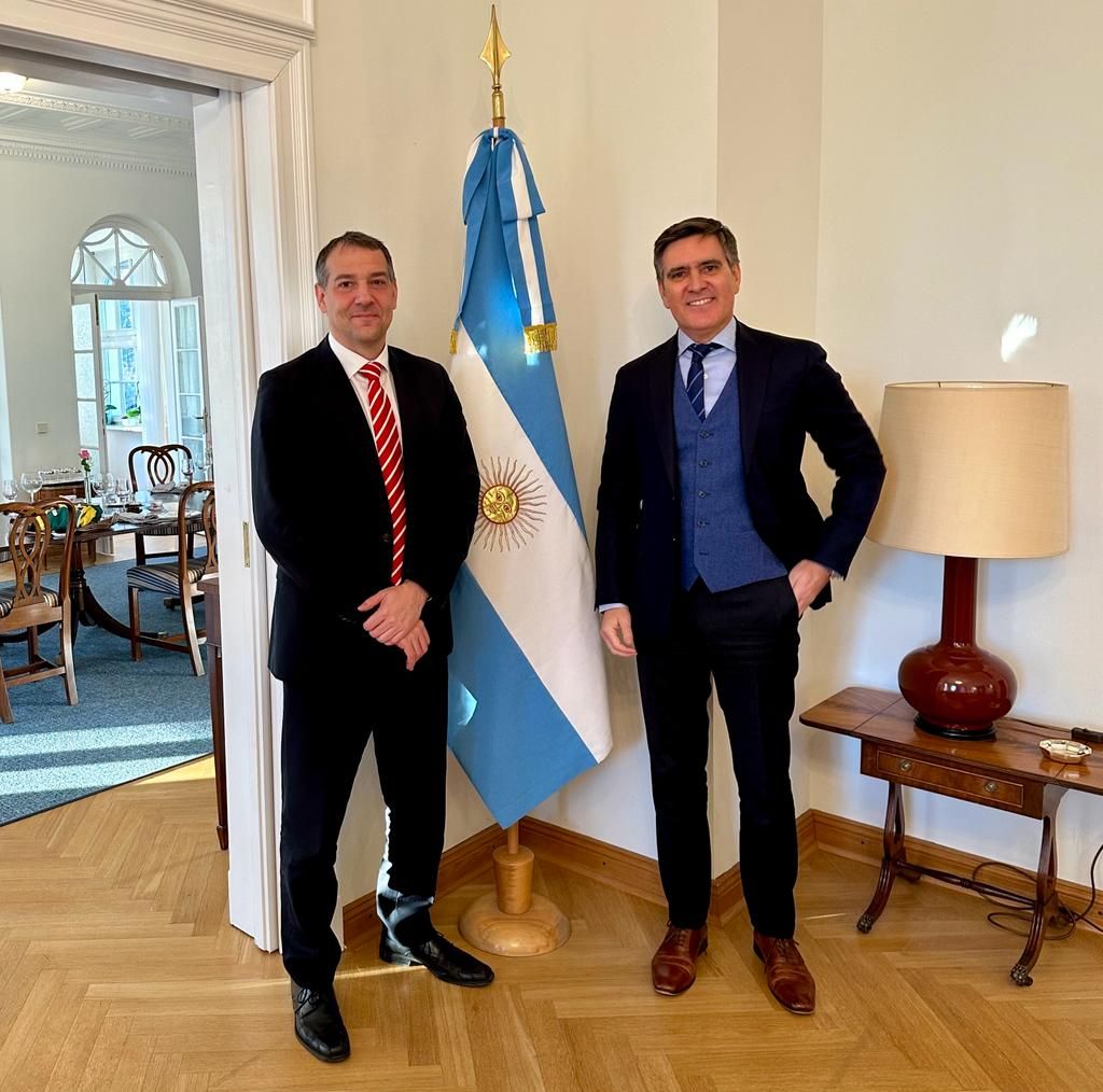 AndresLasagni's tweet photo. Agradezco la gentileza del Embajador de la República Argentina en Alemania, Fernando Brun, por la cordial bienvenida como Coordinador de la Red de Científicos Argentinos en Alemania (RCAA)!
@tudresden_de
@FraunhoferIWS
#RCAA https://t.co/B0HtFyisRX