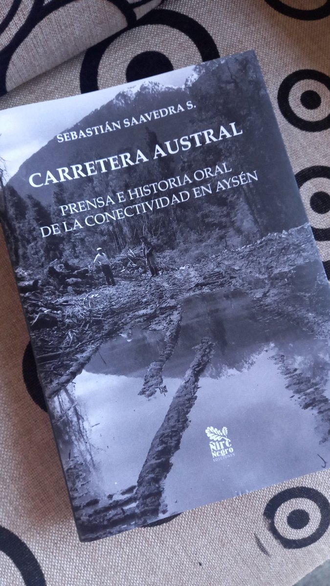 Si quieres conocer la historia de la Carretera Austral o Ruta 7, pero también la de todos los procesos de conectividad en el territorio de Aysén, tienes que leer este Libro. Lo encuentras en nuestra librería de calle 21 de Mayo 1197 y en nuestra web nirenegro.cl