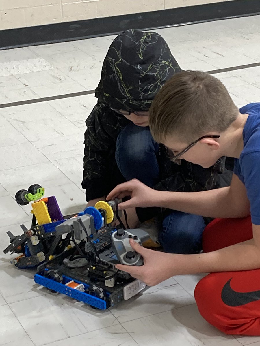 Wednesday night robotics league in Marion! Let’s go Park Eagles! <a href="/Miss_Lugar/">Hope Lugar 🌼</a> #VEX #Robotics
