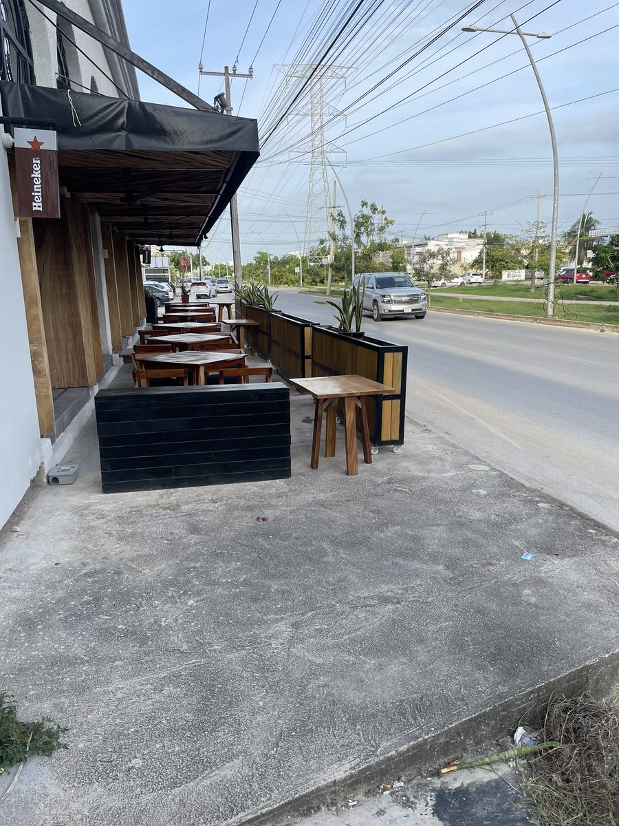 mauricioIF's tweet photo. @TransitoBJ este Restaurant en avenida huayacan esquina calle orquidea obstruye toda la banqueta y es un peligro caminar por ahí porque hay caminar por la avenida…podrán hacer algo?? https://t.co/pR0ImPr49d