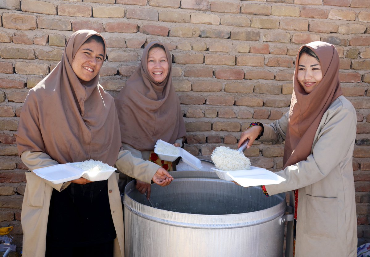 UNDP's tweet photo. Around 85% of Afghans live on less than US$ 1 a day.

Working closely with other @UN agencies, we strive to rebuild the country's productive capacities and empower local communities. 

More from @UNDPasiapac's Regional Director @kanniwignaraja: https://t.co/L8S2ghN0g4 https://t.co/rXSzgMJRTB