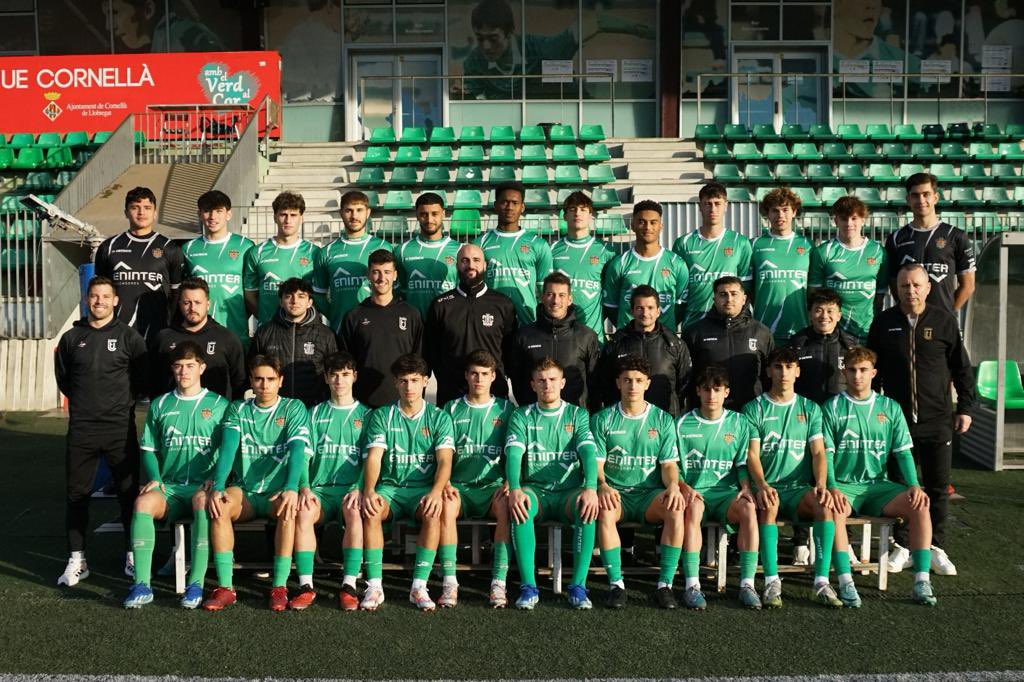 ney10jun's tweet photo. 8o año en este gran club. siempre estaré agradecido. 💚🌏⚽️

@ue_cornella 
@danipg5 
@D_PS99 
@imorenofisio 
@lluiscf_22 
@88kike_lopez https://t.co/H3nvLzPLRZ