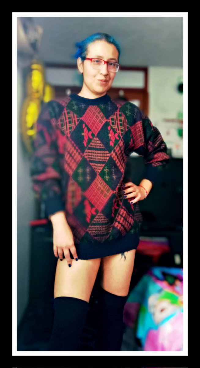 amarbarreto's tweet photo. Dándole vida a un saco antiguo #legs #tatoo #glasess #gafas #sweter #dress https://t.co/QAnjVklbSE