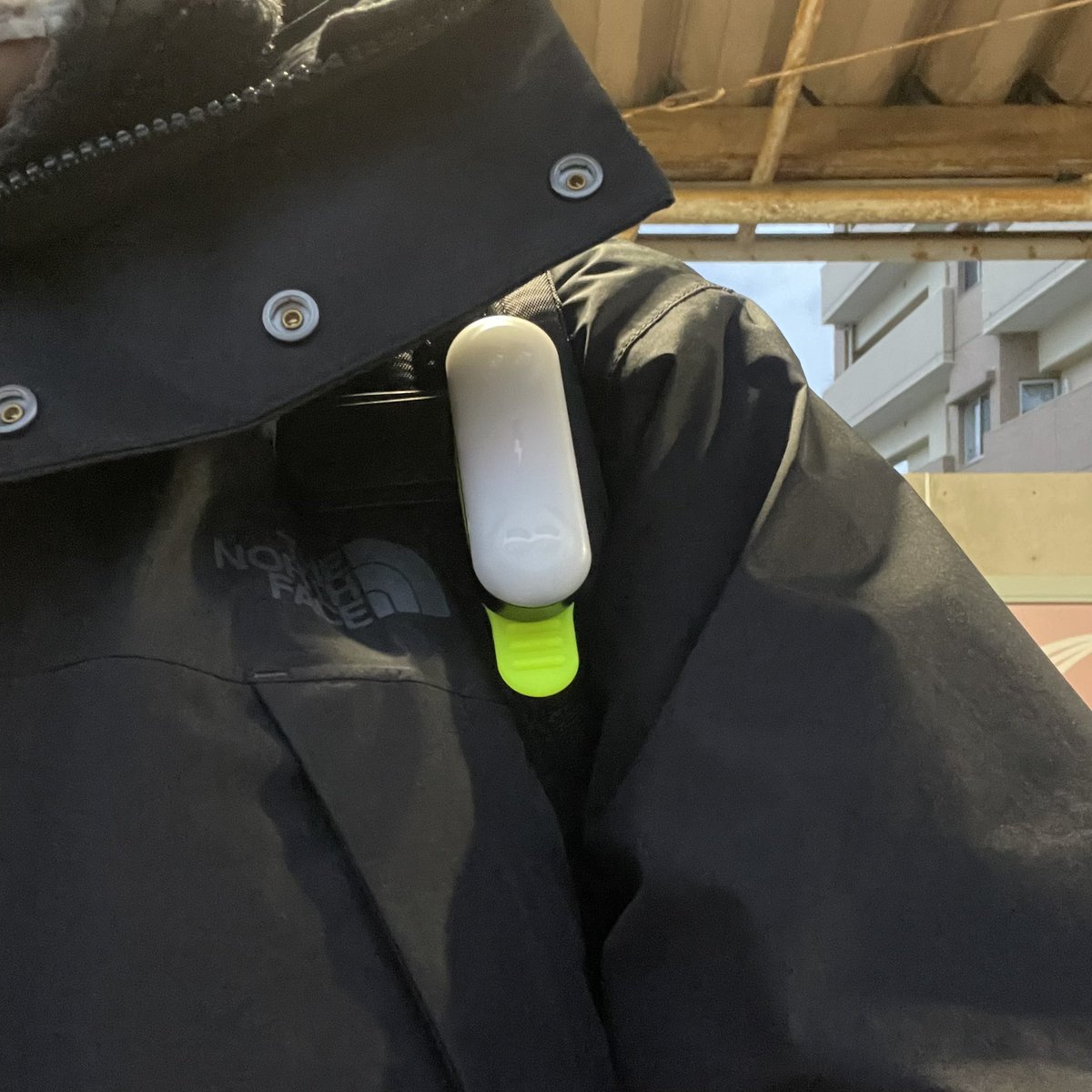 ponta_48's tweet photo. ミリオンマイルライトつけてみた
電池いらずの振動発電式だけど歩きでも結構目立つ
轢かれそうな時もあったので

#冬の通勤
#歩きが多いので
#道が細いので
#照すのではなく存在を示すため
#後ろは赤いのつけてます
#ランニングチャンネル
#情報ありがとう https://t.co/dV9LxZNG5F