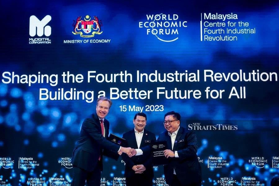 NativeMalay18's tweet photo. @chedetofficial After sabotaging in 2020 our 1st. Nuclear Reactors to produce electricity,by toppling &amp; trapping PM DS Najib,thru hijacked M'sian Dev. Ag. SRC-IMDB, in the CIA/Mossad 'Arab Spring' -now pro-Israel homie Anwar/DAP-PKR want to export our NUCLEAR elements !

https://t.co/4Fmj0zOGF3 https://t.co/unplwPds8t