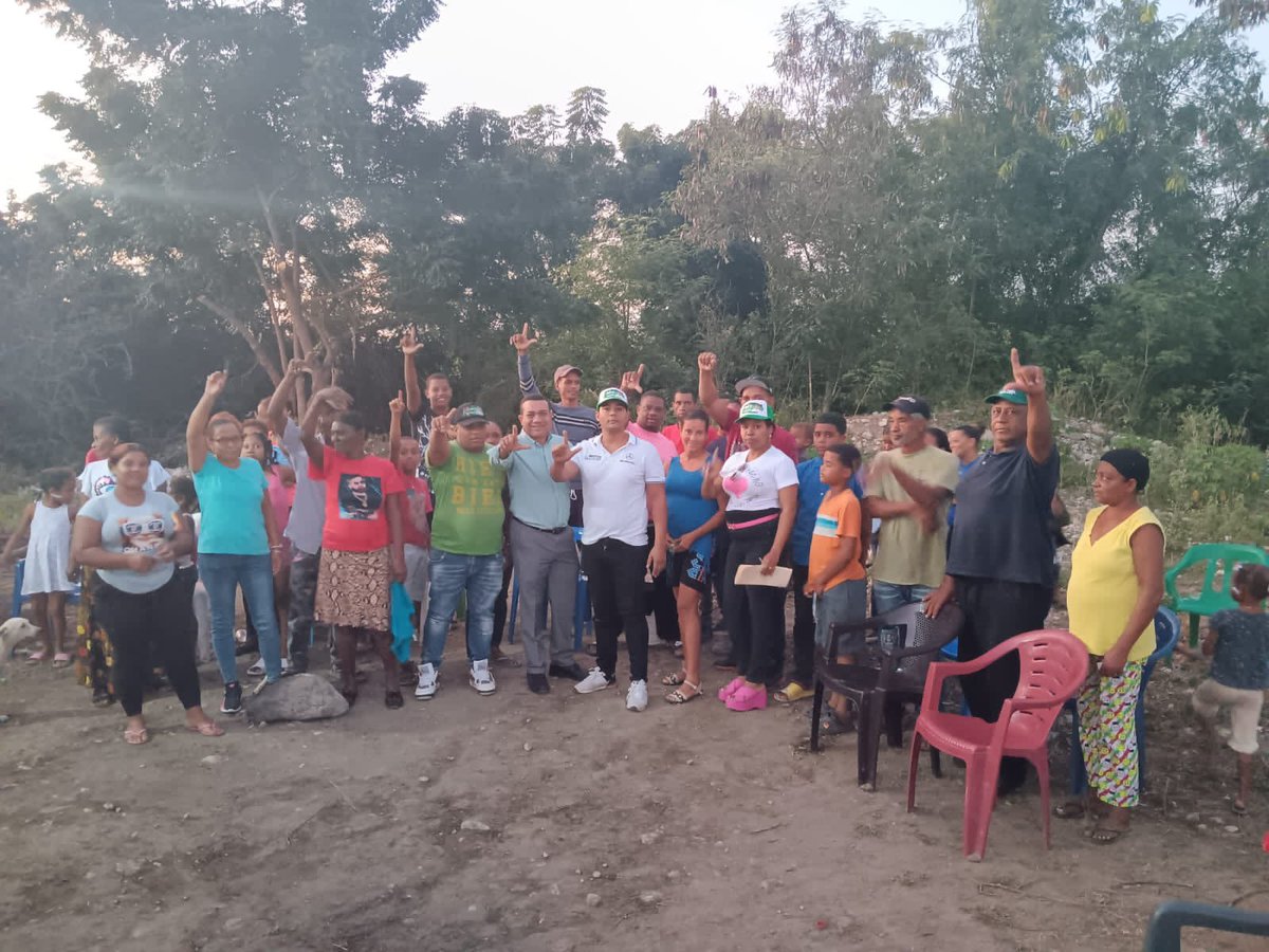 #fpcomunica 
En Las guasabara, detrás de la planta de gas de la yayita, compartí nuestra propuesta para Azua. Agradezco a Edgar y al candidato a regidor Rey Gil por el respaldo. 
<a href="/FPcomunica/">@Fuerza del Pueblo (FP)</a> <a href="/LeonelFernandez/">Leonel Fernández</a> <a href="/RubenMaldonadoD/">Ruben Maldonado</a> <a href="/CesarAFernandz/">César A. Fernández</a> <a href="/RamirezSiano/">Siano</a> <a href="/zuleicagarcia88/">Zuleica García</a>