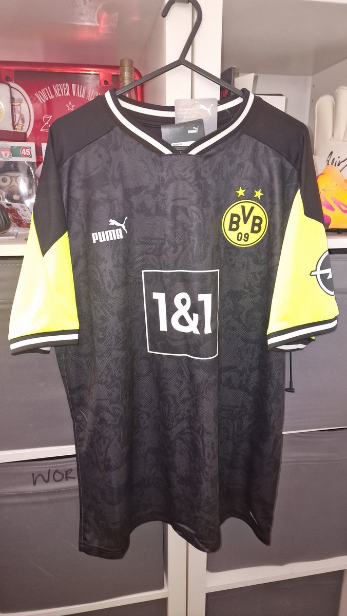 Kit_Happensuk's tweet photo. New addition! Borussia Dortmund Neon Haaland shirt! #footballshirtcollection #haaland #bvb #borussiadortmund https://t.co/4PTwhJuNDI