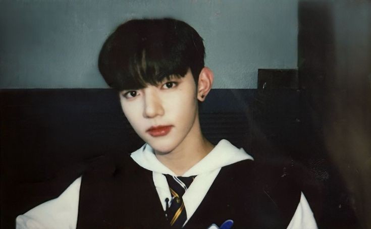 haobin au   |   unpleasant 

Hao tiene una vida perfecta; presidente del consejo estudiantil, buenas calificaciones, y definitivamente no necesita que el chico transferido a mitad de semestre por mal comportamiento venga a alterar su realidad.
