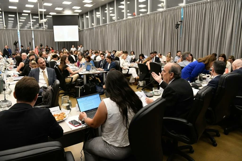 marielacoletta's tweet photo. No todo es urgente y no vamos aceptar que se deleguen facultades ilimitadas al Poder Ejecutivo. Necesitamos un debate serio para poder, de verdad, trabajar para mejorar la vida de todos los argentinos. https://t.co/Wmt8RVsMUh