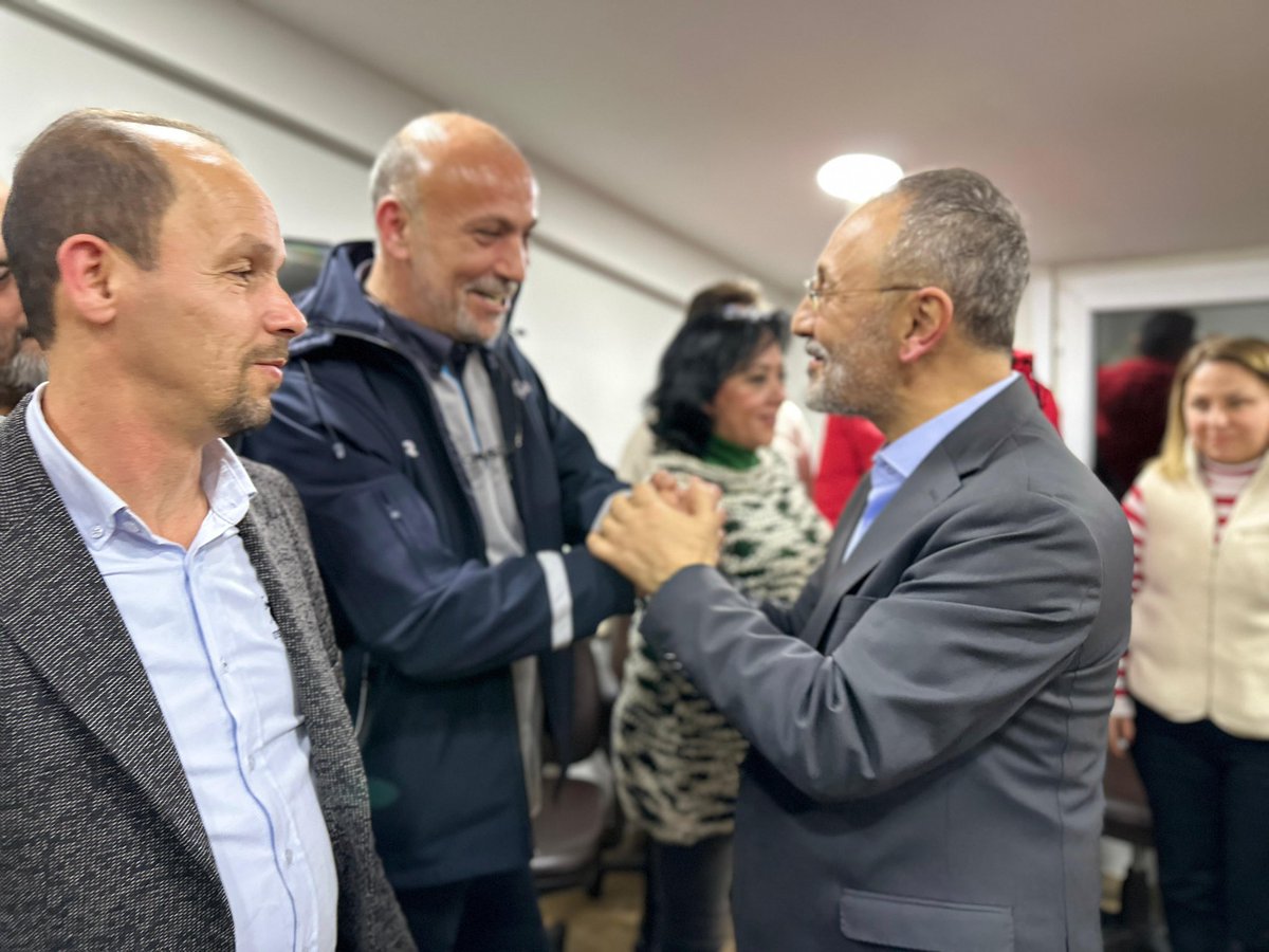 Dr_MBulentOzmen's tweet photo. Omuz omuza çalışarak Eyüpsultan’ı birlikte kazanacağımız değerli kardeşlerimle CHP Eyüpsultan İlçe Başkanlığı’nda ilk heyecanımızı paylaştık. 

#VaktiGeldiEyüpsultan 

@herkesicinCHP 
@CHP_istanbulil 
@chpeyupsultan 
@chpeyupsultangk https://t.co/9E01MistZO