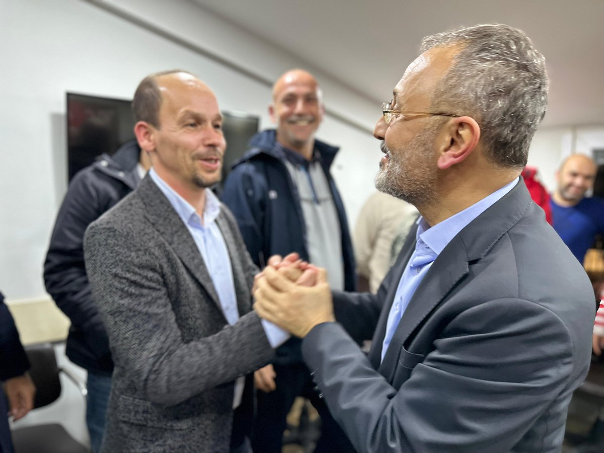 Dr_MBulentOzmen's tweet photo. Omuz omuza çalışarak Eyüpsultan’ı birlikte kazanacağımız değerli kardeşlerimle CHP Eyüpsultan İlçe Başkanlığı’nda ilk heyecanımızı paylaştık. 

#VaktiGeldiEyüpsultan 

@herkesicinCHP 
@CHP_istanbulil 
@chpeyupsultan 
@chpeyupsultangk https://t.co/9E01MistZO