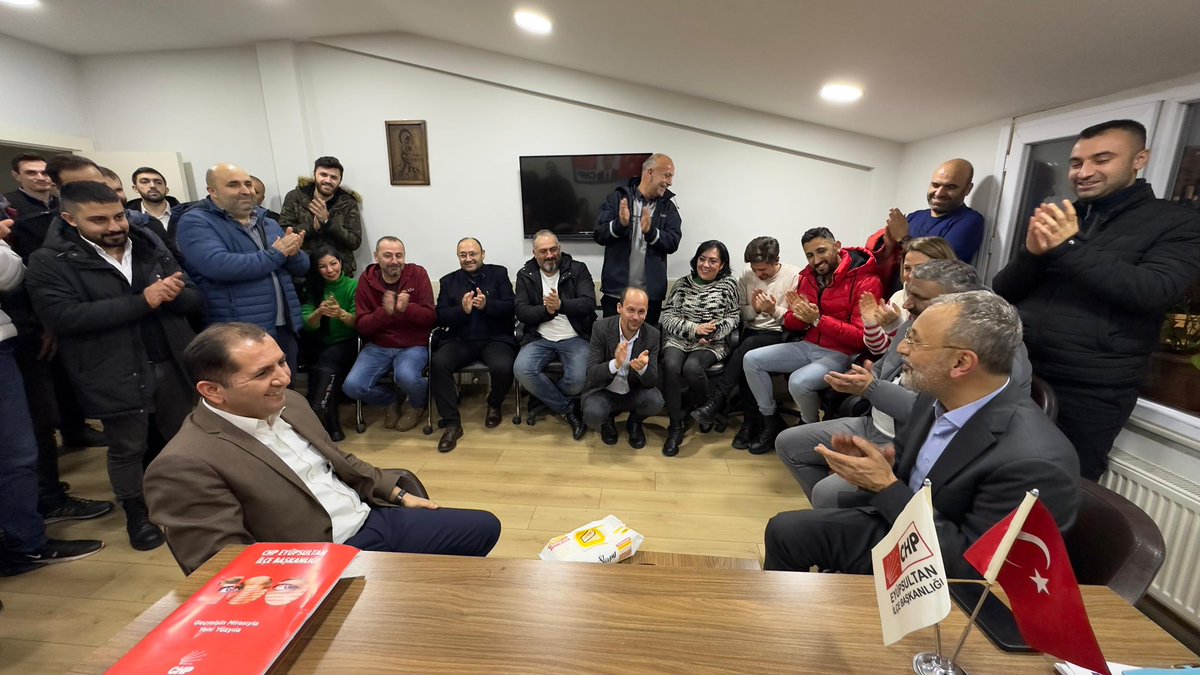 Dr_MBulentOzmen's tweet photo. Omuz omuza çalışarak Eyüpsultan’ı birlikte kazanacağımız değerli kardeşlerimle CHP Eyüpsultan İlçe Başkanlığı’nda ilk heyecanımızı paylaştık. 

#VaktiGeldiEyüpsultan 

@herkesicinCHP 
@CHP_istanbulil 
@chpeyupsultan 
@chpeyupsultangk https://t.co/9E01MistZO
