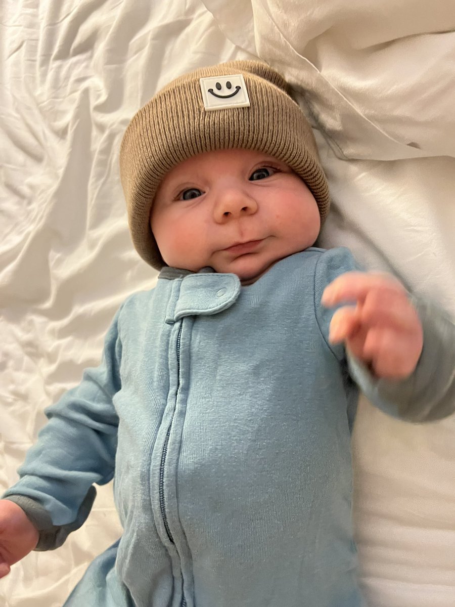 lauren_chloeeee's tweet photo. Baby’s in beanies is something I didn’t know I needed https://t.co/8gLHpSN31J