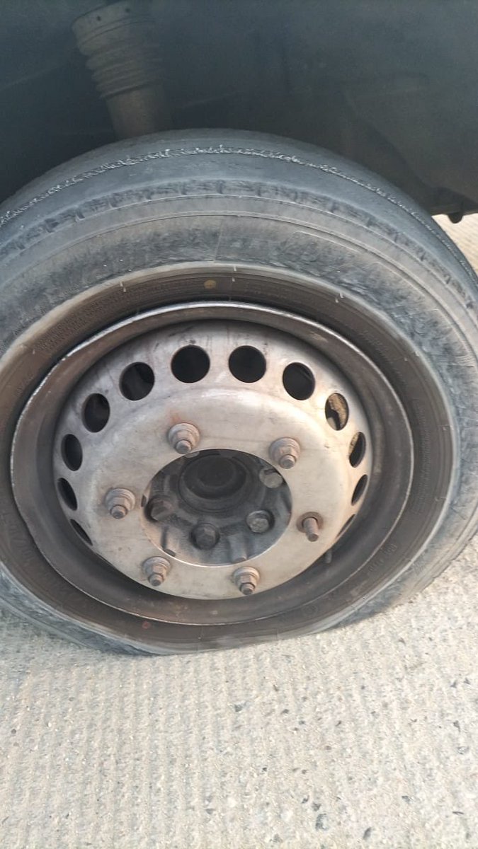 Jorgecassis4's tweet photo. Hola @YokohamaMexico tengo una situación muy complicada con uno de sus productos, compramos un par de llantas de carga y no duraron ni un mes y su distribuidor Arsan en San José del Cabo, no quiere responder por algo que es un defecto de fabrica, les pido su ayuda para resolverlo https://t.co/t2J2LLbKRH