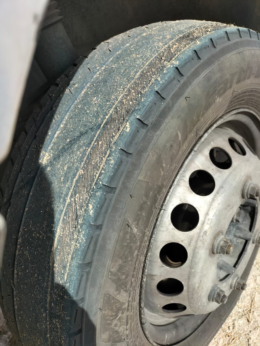 Jorgecassis4's tweet photo. Hola @YokohamaMexico tengo una situación muy complicada con uno de sus productos, compramos un par de llantas de carga y no duraron ni un mes y su distribuidor Arsan en San José del Cabo, no quiere responder por algo que es un defecto de fabrica, les pido su ayuda para resolverlo https://t.co/t2J2LLbKRH