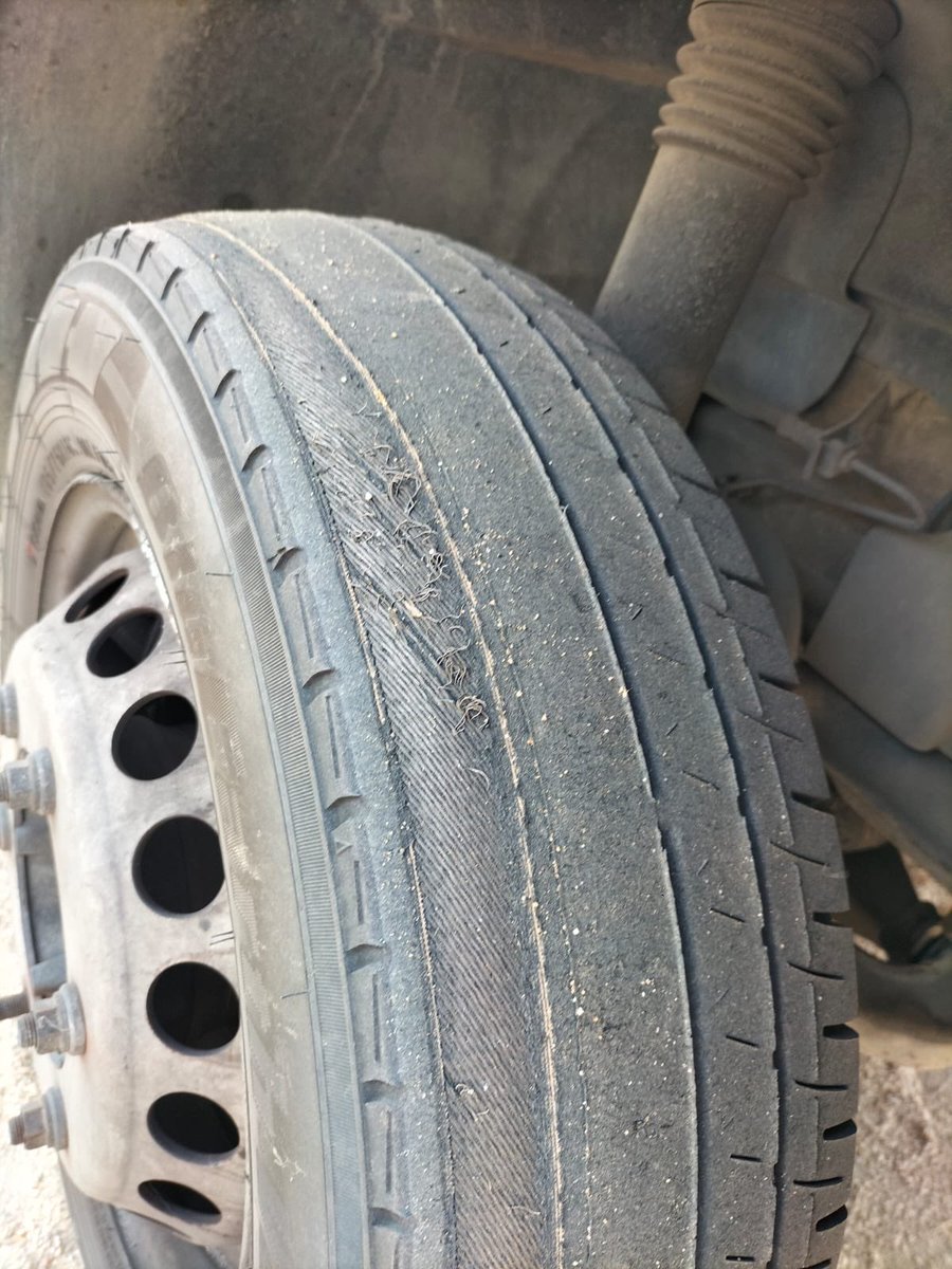 Jorgecassis4's tweet photo. Hola @YokohamaMexico tengo una situación muy complicada con uno de sus productos, compramos un par de llantas de carga y no duraron ni un mes y su distribuidor Arsan en San José del Cabo, no quiere responder por algo que es un defecto de fabrica, les pido su ayuda para resolverlo https://t.co/t2J2LLbKRH