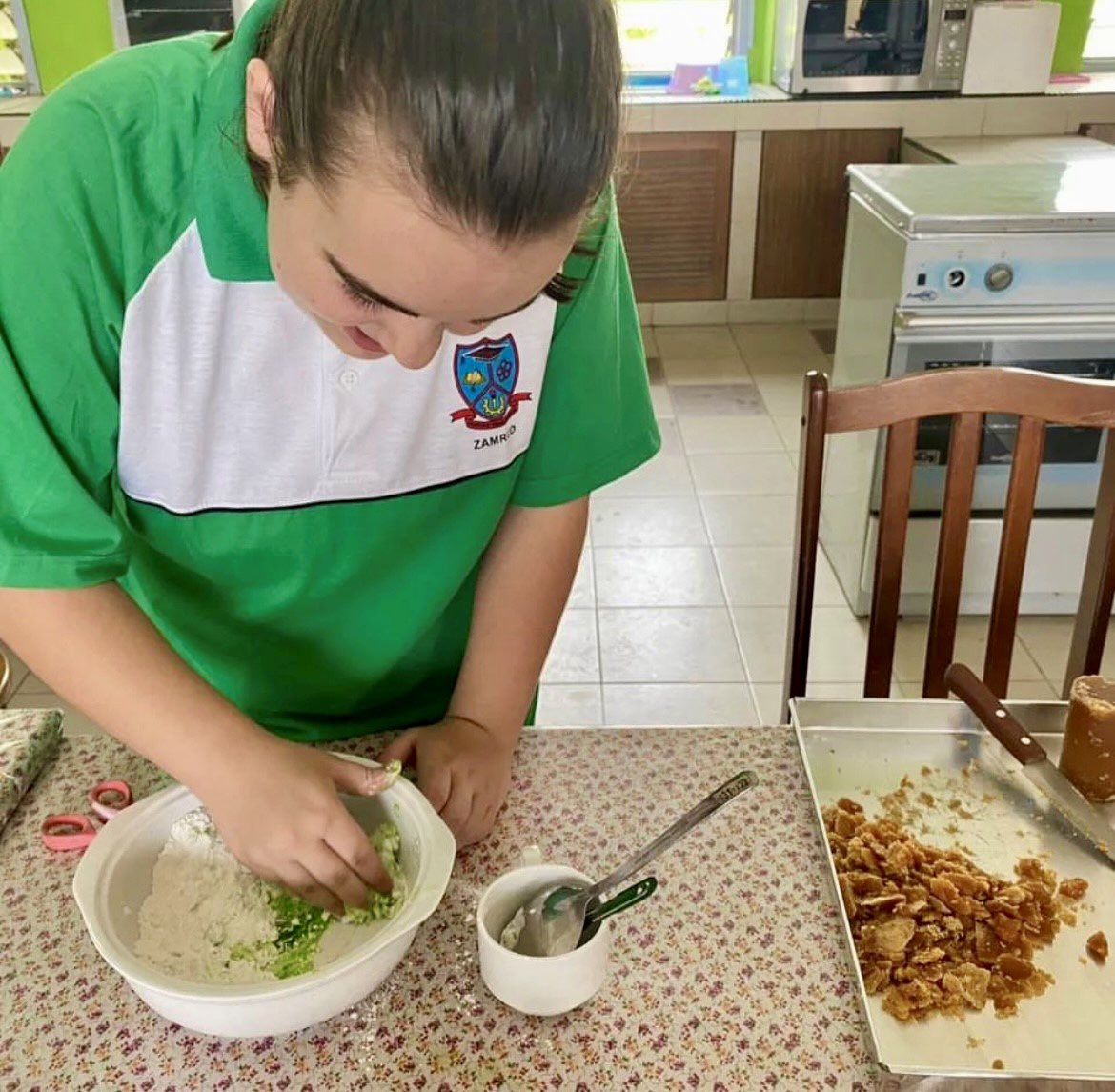 Kelty in Malaysia has taken to heart the motto of exchange students around the world: food is a key to culture! She and her Bahasa Melayu (Malay language) teacher enjoy cooking together, here making onde-onde. Enjoy, Kelty! #yesabroad #exchangeourworld @AFSMalaysia @usembassykl
