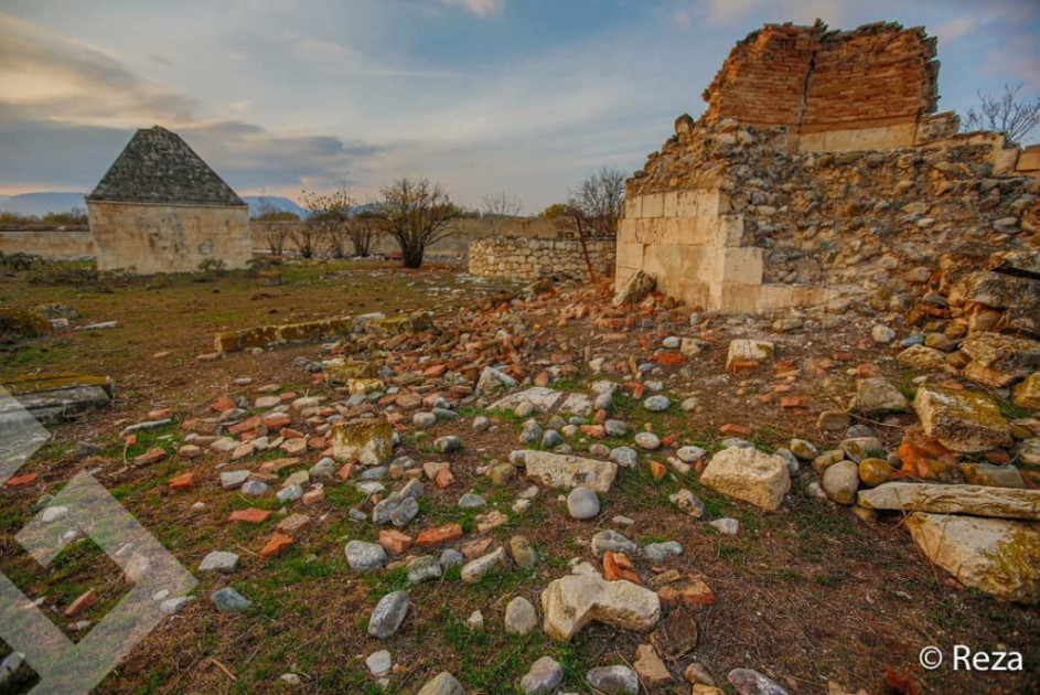 shafiyev_farid's tweet photo. Echo of vandalism in the South Caucasus reverberates in France:

On the left photo - the grave of Azerbaijani 19th century poetess Natavan in Aghdam looted and destroyed  by the Armenian occupation (1993-2020)
On the right - the statue of Natavan in the French city Evian, vandalized these days, January 2024.

For those in France who feed Armenian radicalism, it will be relevant to read Alexandre Dumas writing about Natavan, who met her during his trip to the Caucasus and learned that Natavan read his novels in French.