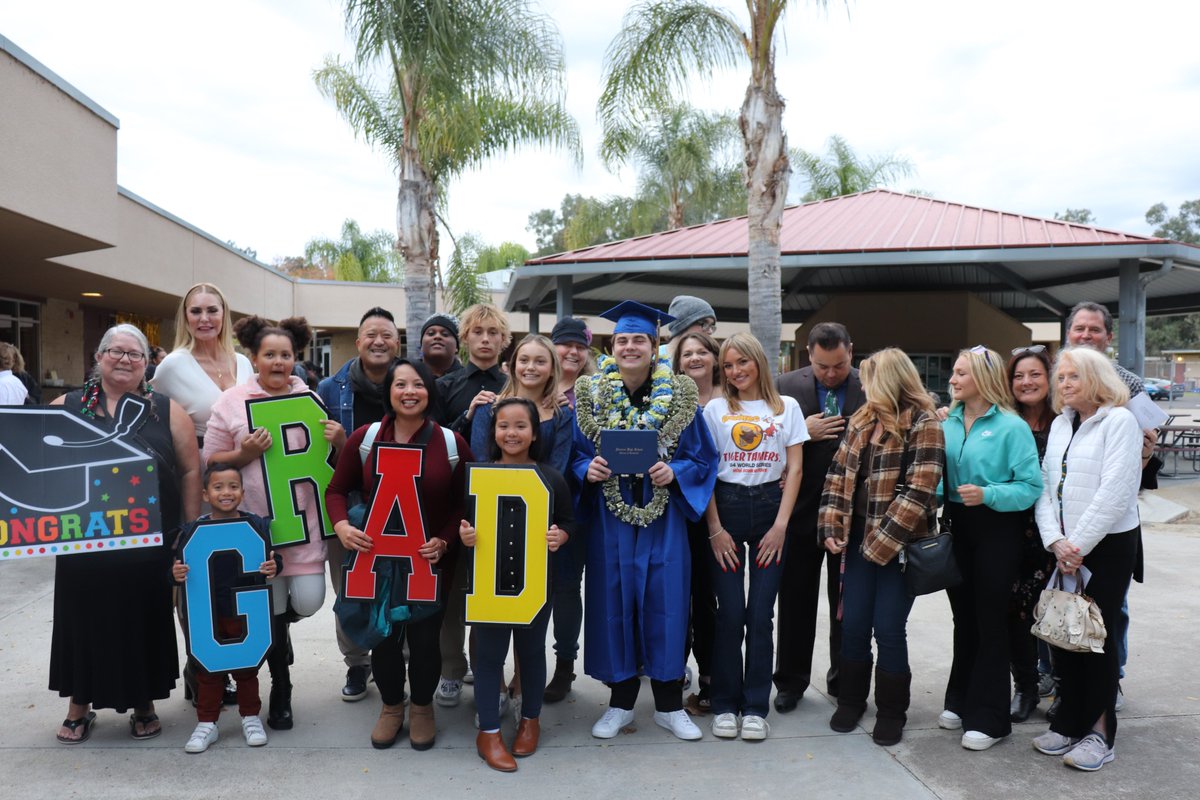 PowayUnified's tweet photo. Right before winter break, @AbraxasHigh held their December graduation for over 20 students who overcame individual challenges to earn their diplomas. Each graduate received a personal tribute from a teacher or counselor who witnessed their journey and success. Congrats Grads! https://t.co/t0xvZ04TFE