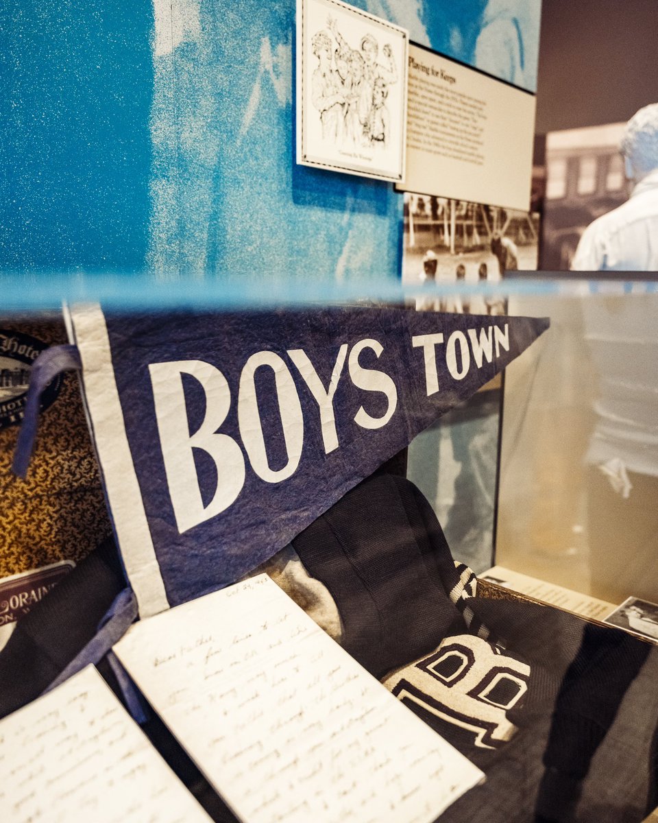 TexasFootball's tweet image. Celebrating the nation’s top interior lineman 🤘 @TvondreSweat 

@outlandtrophy x #HookEm