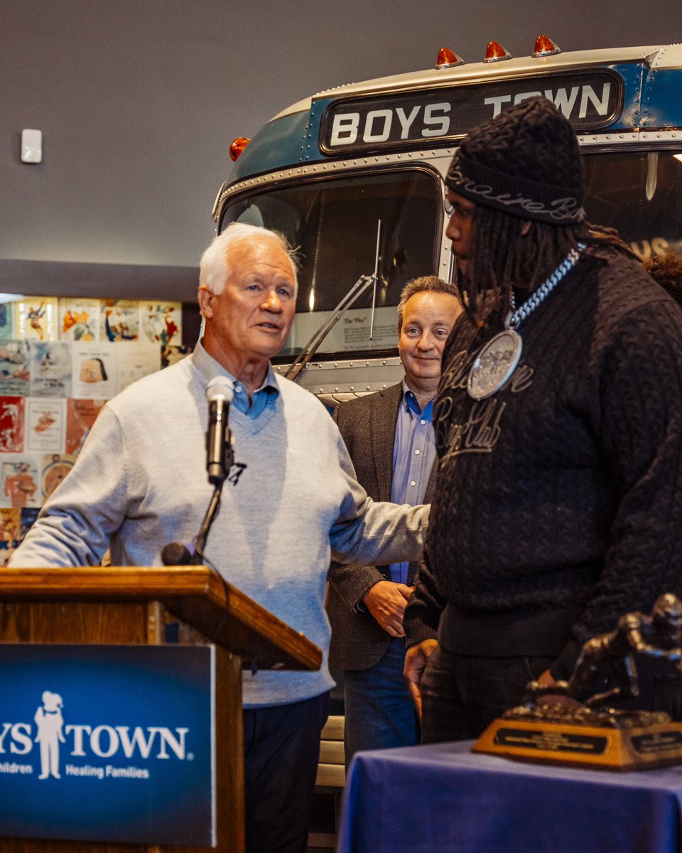 TexasFootball's tweet image. Celebrating the nation’s top interior lineman 🤘 @TvondreSweat 

@outlandtrophy x #HookEm
