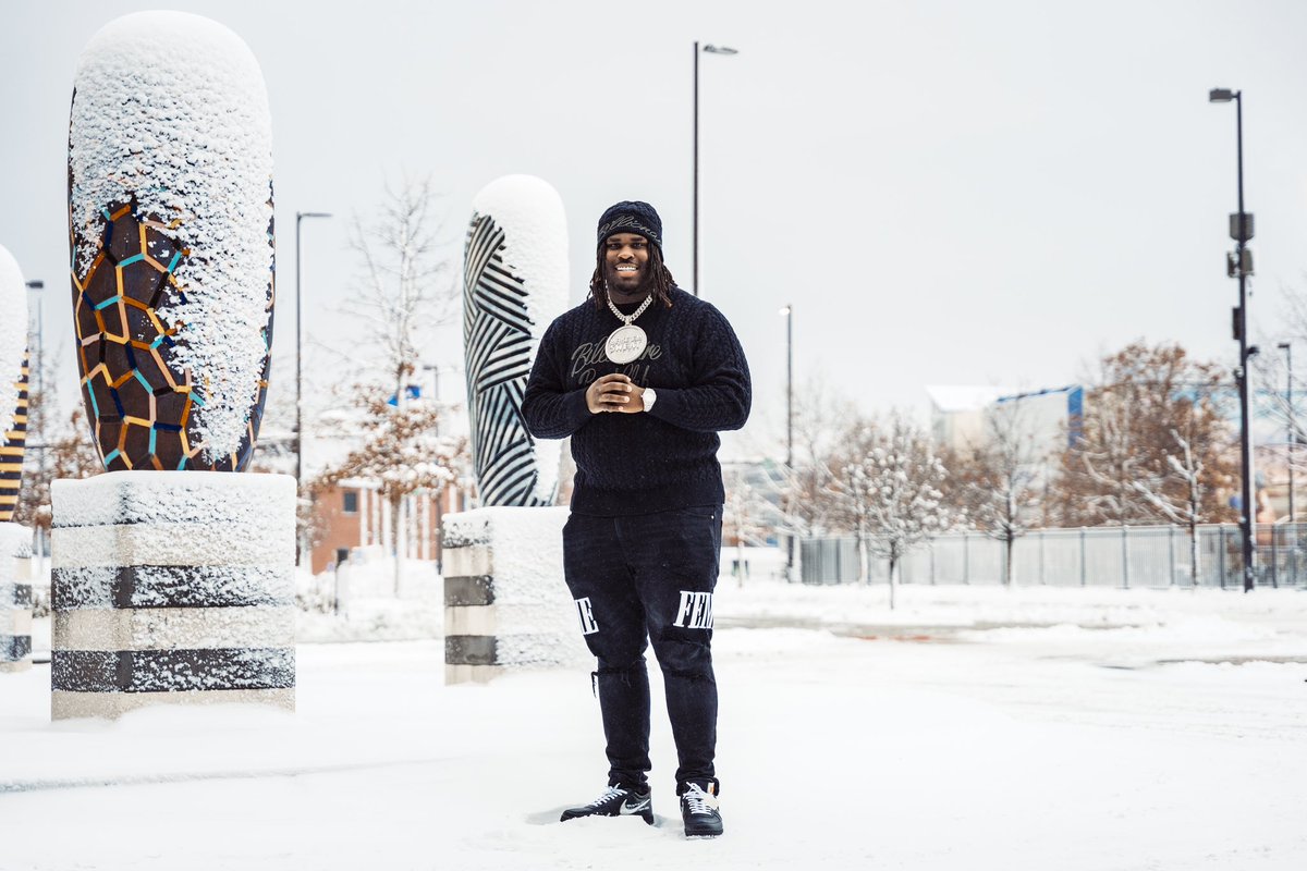 TexasFootball's tweet image. Celebrating the nation’s top interior lineman 🤘 @TvondreSweat 

@outlandtrophy x #HookEm
