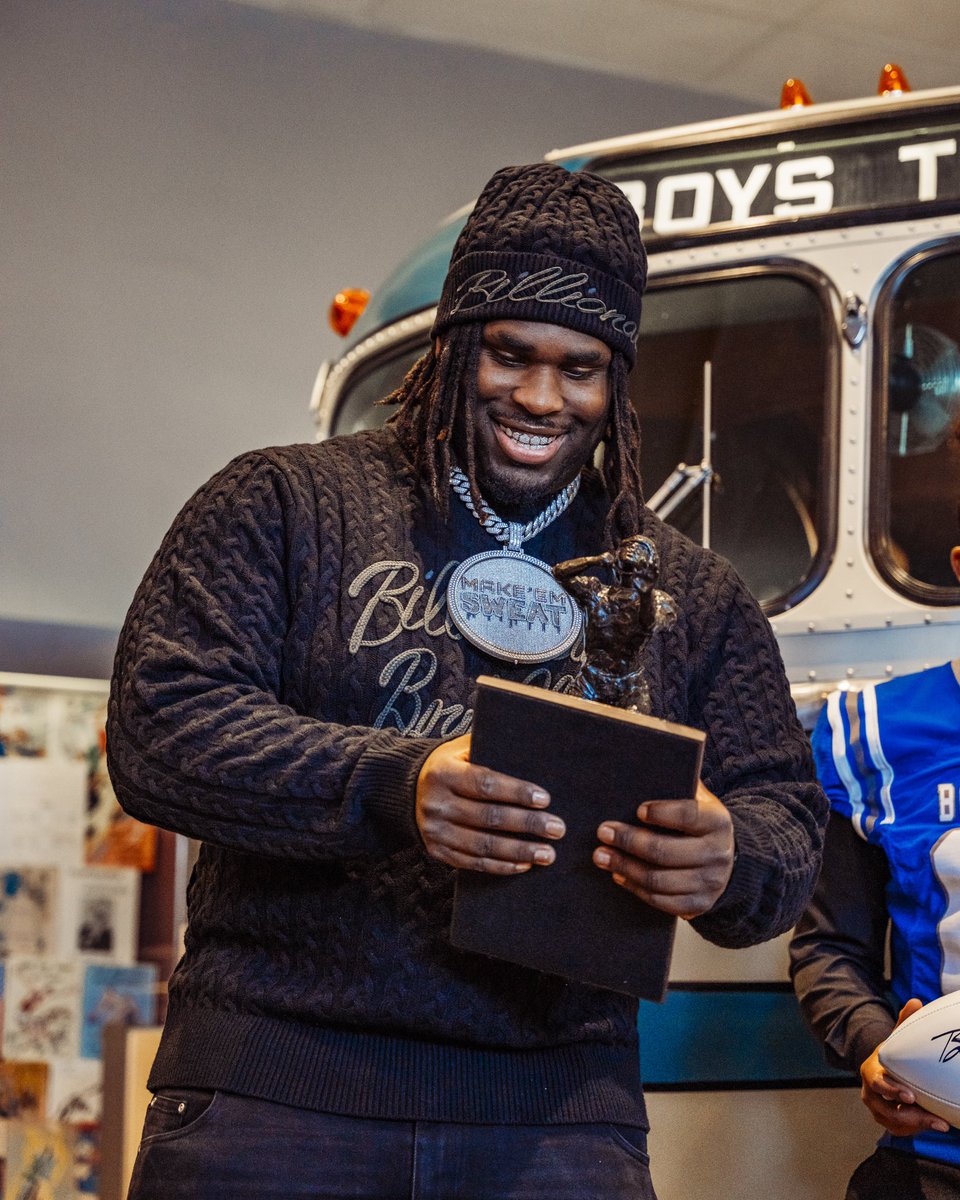 TexasFootball's tweet image. Celebrating the nation’s top interior lineman 🤘 @TvondreSweat 

@outlandtrophy x #HookEm