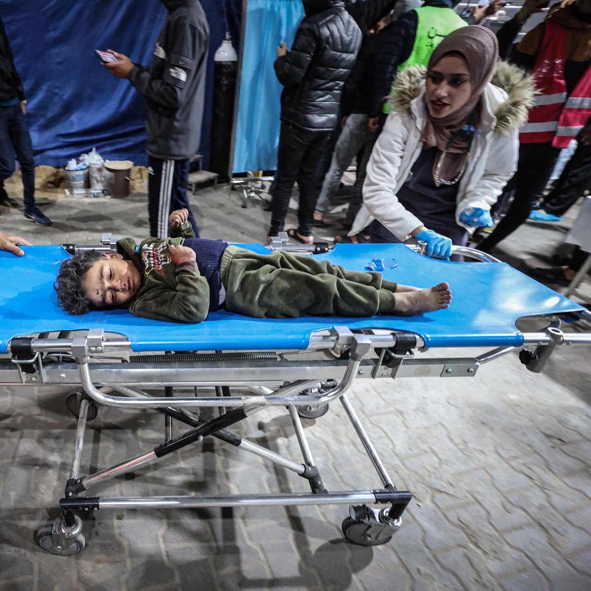 loayphoto's tweet photo. Photos| Casualties in Israeli air strikes on a house in Tal Al-Sultan arrived at Kuwait Hospital in Rafah.

(@loayphoto for @washingtonpost 📷) https://t.co/pTsM4r4hrT