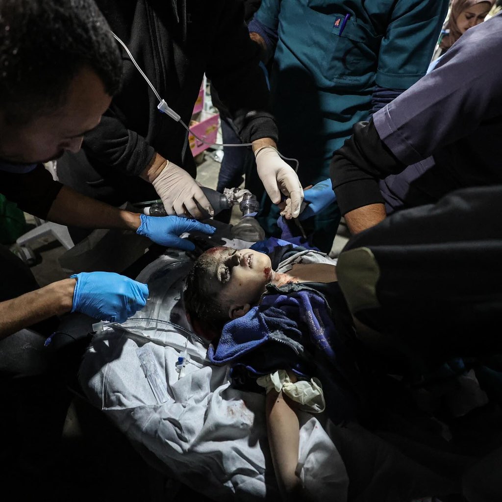 loayphoto's tweet photo. Photos| Casualties in Israeli air strikes on a house in Tal Al-Sultan arrived at Kuwait Hospital in Rafah.

(@loayphoto for @washingtonpost 📷) https://t.co/pTsM4r4hrT