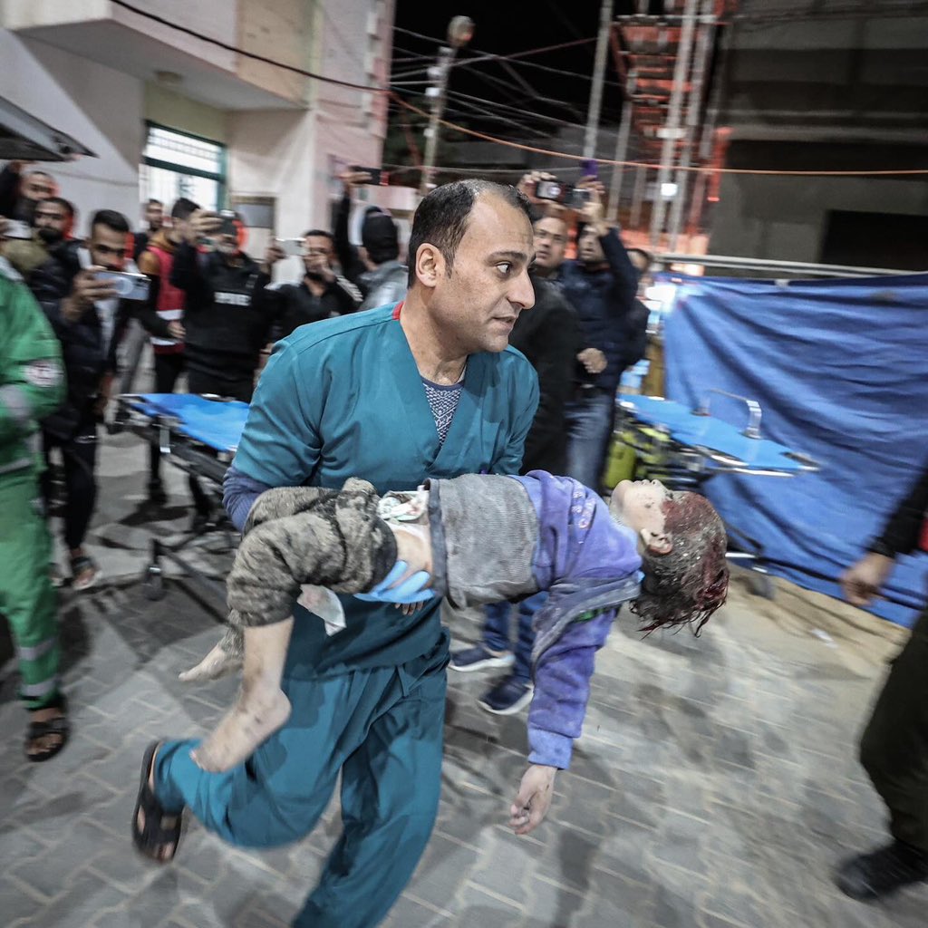 loayphoto's tweet photo. Photos| Casualties in Israeli air strikes on a house in Tal Al-Sultan arrived at Kuwait Hospital in Rafah.

(@loayphoto for @washingtonpost 📷) https://t.co/pTsM4r4hrT