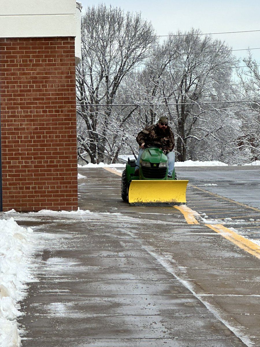 AndiEatinger's tweet photo. We are so appreciative of our @ClardyElemNKC crew! #wildcatproud https://t.co/RVnvBhI7WW
