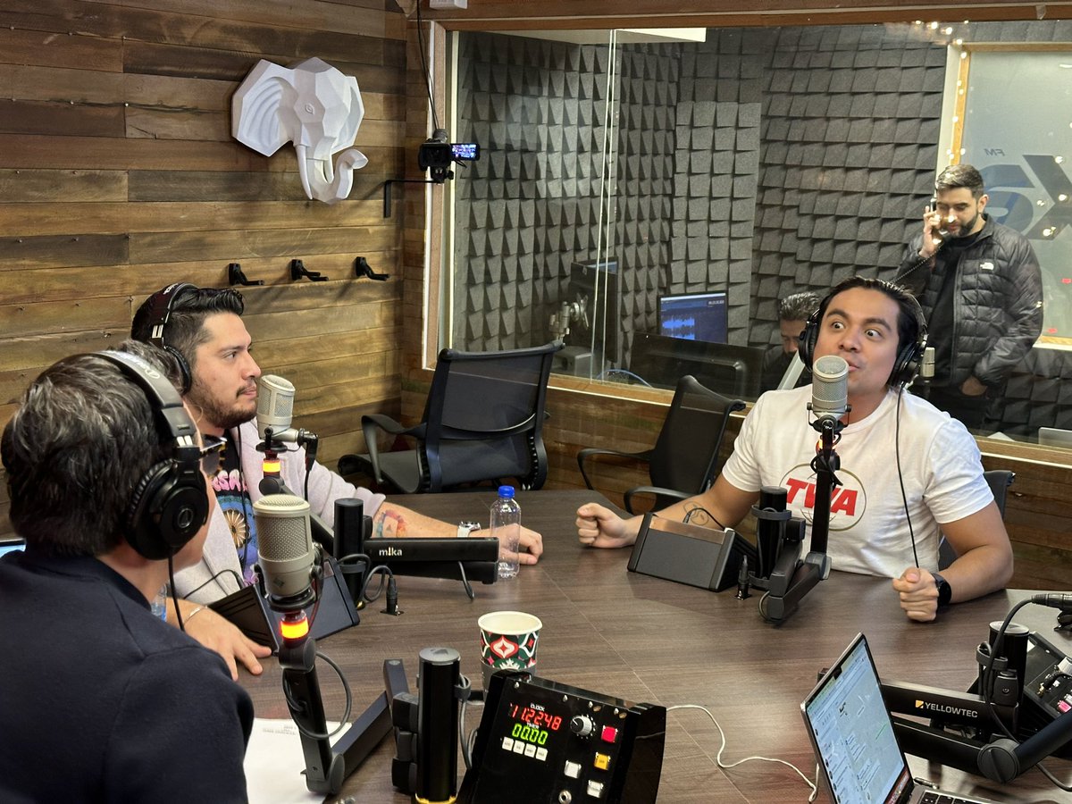 ¡Seguimos platicando acerca de los “chacales” con @PepeYTeo 😎🔥🤭! Quédate con nosotros porque estamos definiendo ¿Qué es un chacal? ¿Cómo identificarlos? en #YordiEnExa con @YordiRosado y @soymanolofer en el 104.9 FM 📻