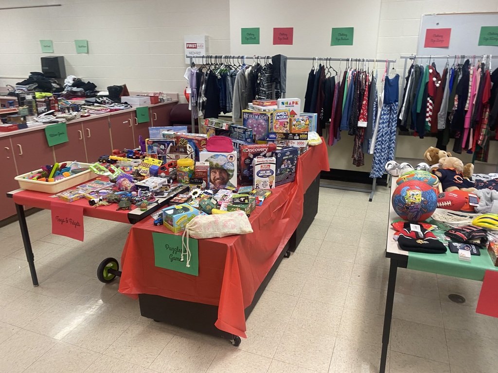 The Holiday Drive at Edison Middle School returned this year! During the month of December, staff members donated a variety of items for students to choose from before heading off to winter break. #YourCommunitySchools