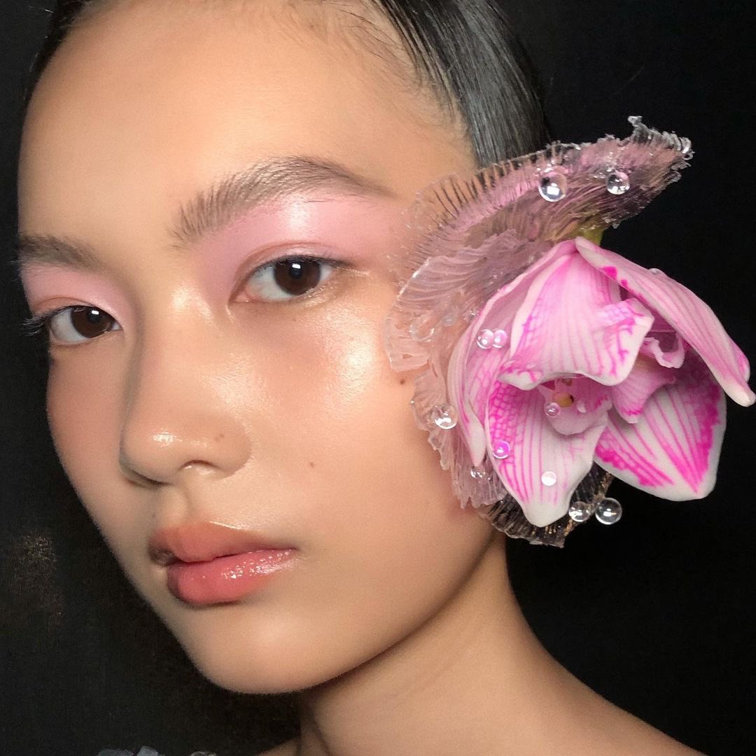 saintdoII's tweet photo. runway makeup by valentina li 🪷 https://t.co/dQDQPe4zzC