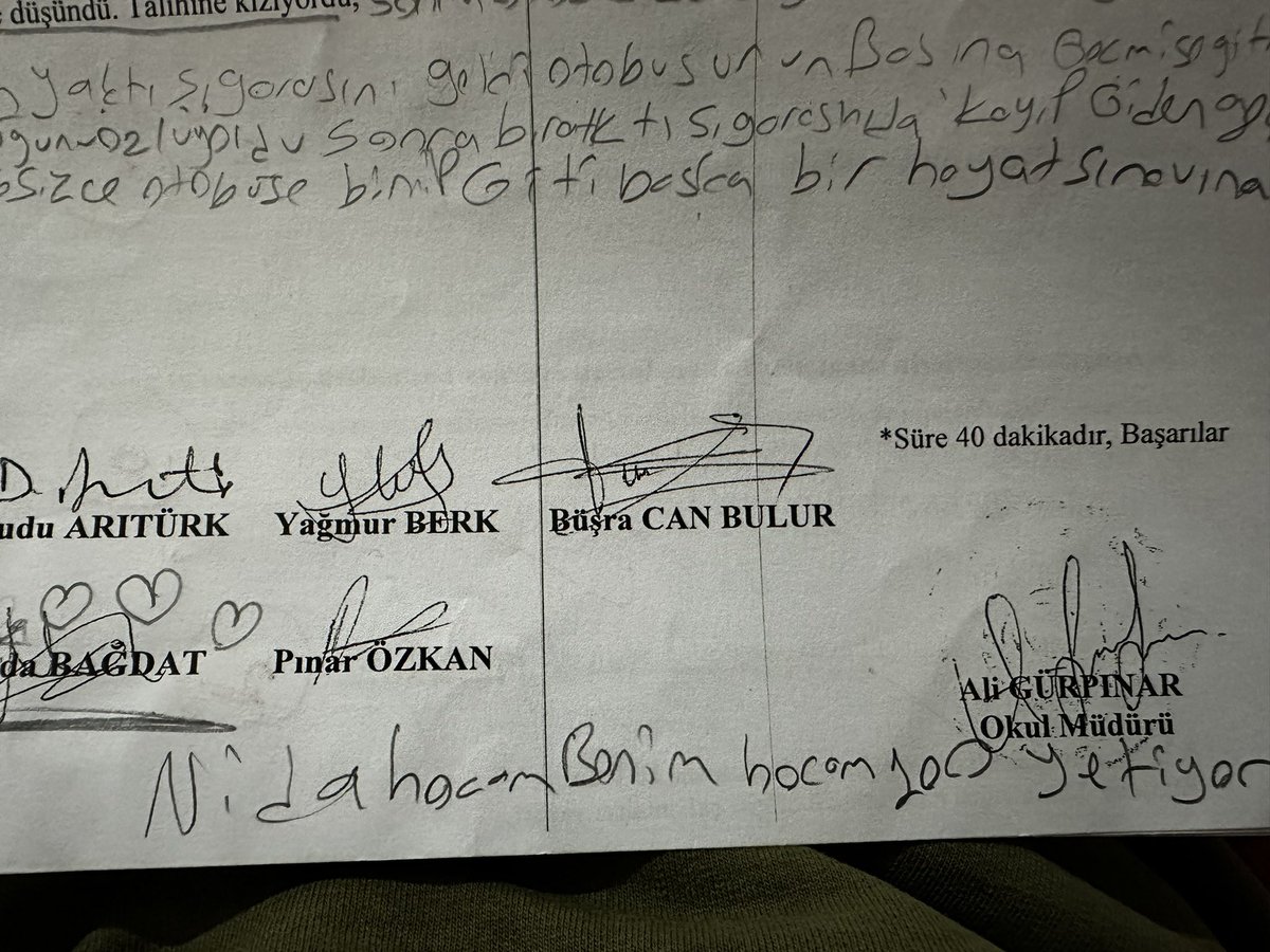 Lisedeyken sevdiğim hocalarıma not yazmayı çok severdimm:) simdi yazılı kağıdı okurken karşımda ve bu çok güzelll 🥹🥹🥹🫠