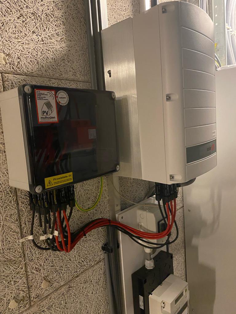 Wij gaan dit jaar ook weer honderden #overspanningsafleiders plaatsen #pvinstallaties #zonnepanelen ⚡️💪🏻 #bliksembeveiliging #overspanningsbeveiliging #spd #bliksembeveiliging #aarding #potentiaalvereffening #lightningprotection #lightning #earthing #surgeprotection