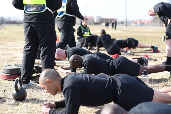 USArmyFortSill's tweet image. Holiday block leave has ended, and it's time to get back to work! Trainees have returned with a strong work ethic, and are demonstrating they used their time off to further enhance their physical fitness. 
#VictoryStartsHere  #BasicCombatTraining #basictraining #soldiers #usarmy